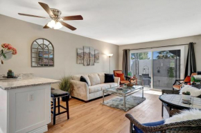 Renovated quiet single-story, minutes to Old Town, pool outside the door